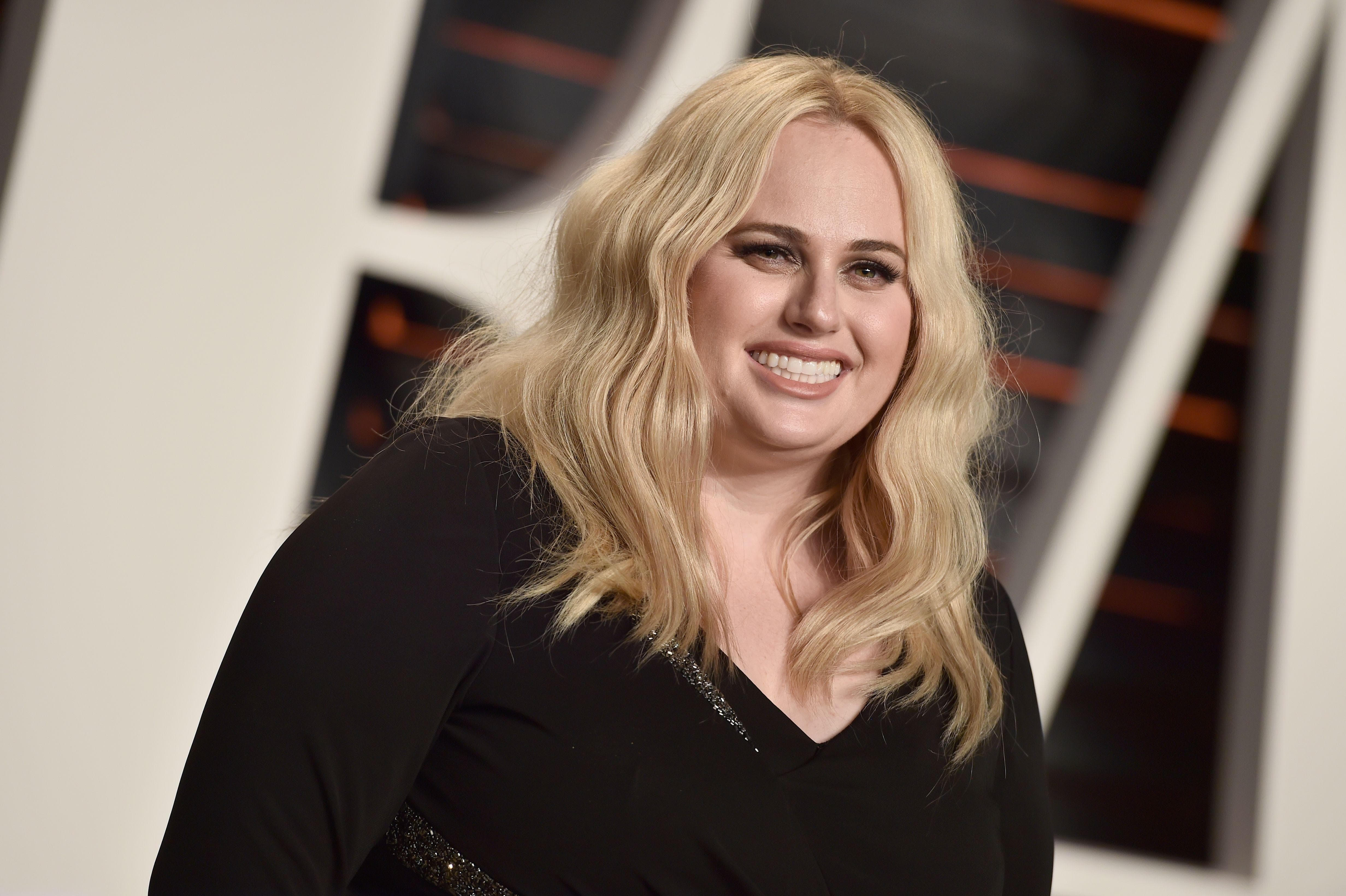 Rebel Wilson Photo U22%3fw%3d650 Blur%3d100 Px%3d8 Fm%3djpg Fit%3dcrop